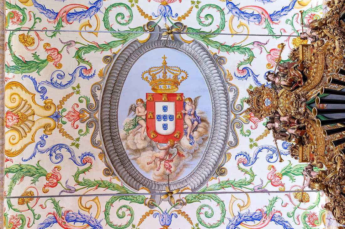 Das Emblem der Universität von Coimbra an der verzierten Decke der Capela de São Miguel (Kapelle des Heiligen Michael), Coimbra, Bezirk Coimbra, Region Centro, Portugal