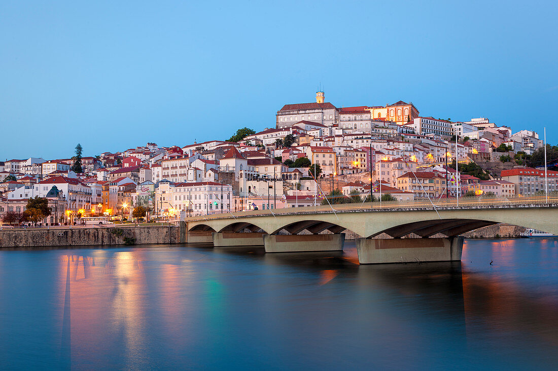 Blick auf die Altstadt von Coimbra und die Santa Clara Bridge in der Abenddämmerung, Coimbra, Bezirk Coimbra, Region Centro, Portugal