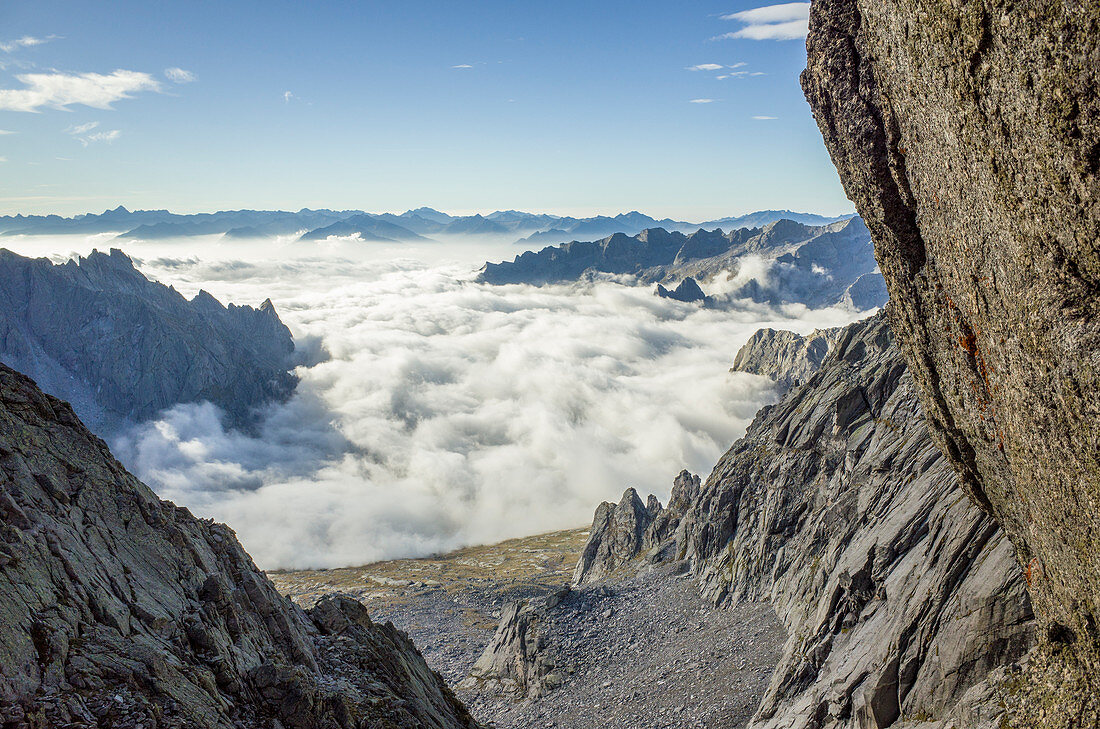 Val Masino in einem Wolkenmeer, Blick von Porcellizzo-Pass, Provinz Sondrio, Valtellina, Lombardei, Italien