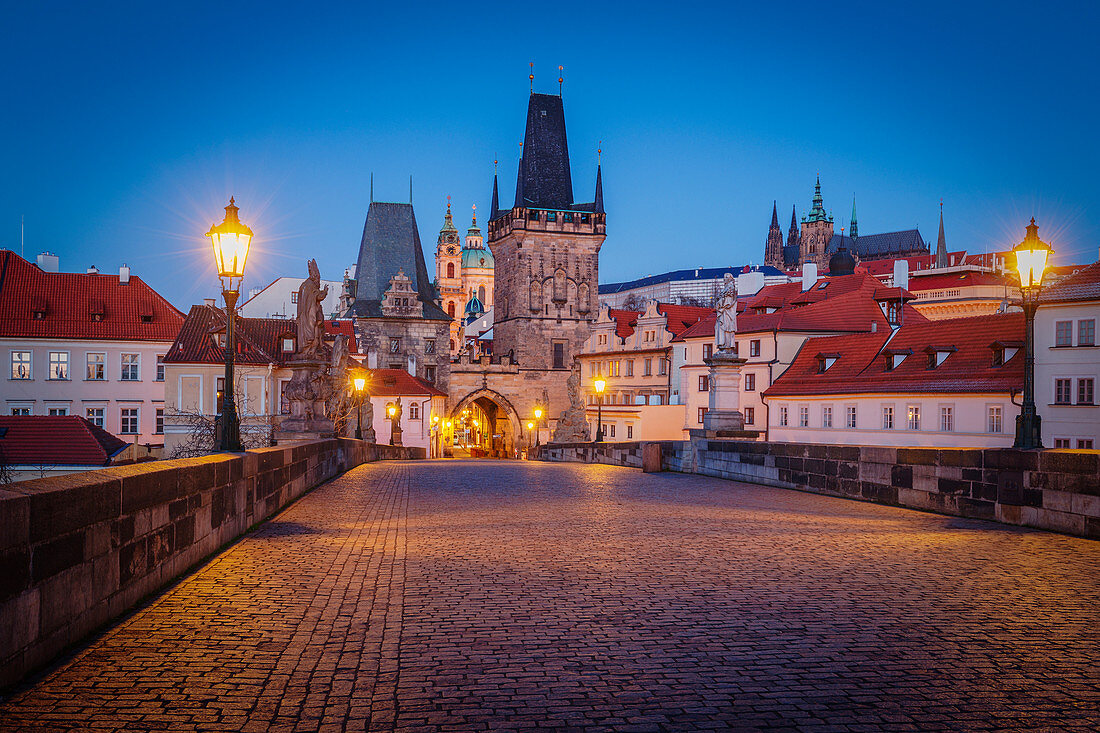 Brückentrum mit St. Nikolaus Kirche auf der Prager Kleinseite (Mala Strana) und die Burg im Hintergrund, Prag, Tschechische Republik, Europa
