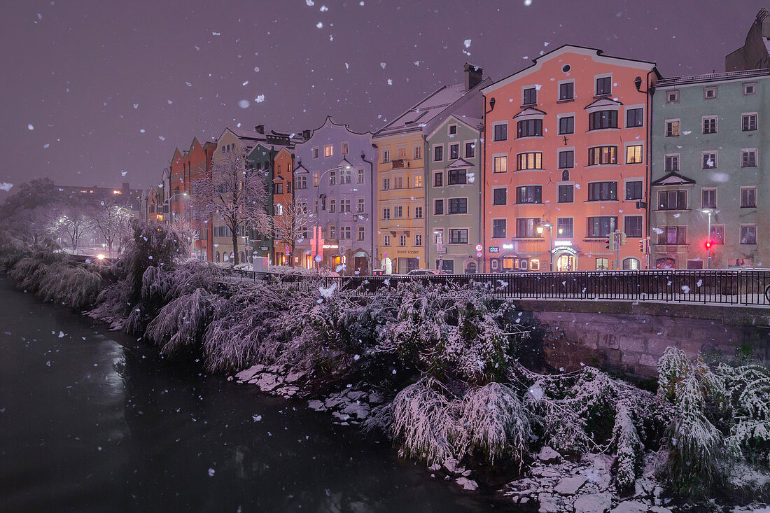 Die historischen Fassaden von Mariahilf in einer verschneiten Nacht, Innsbruck, Tirol, Österreich, Europa