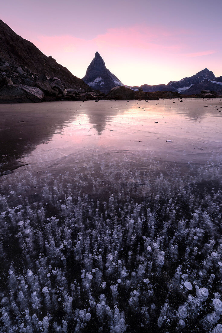 Eisblasen im Riffelsee bei Sonnenuntergang, Zermatt, Mattertal, Kanton Wallis, Schweiz, Europa