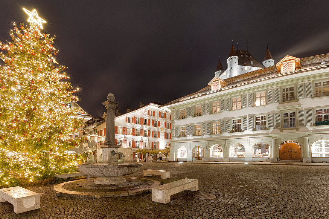 Weihnachtsbeleuchtung am Rathausplatz, Thun, Kanton Bern, Schweiz, Europa