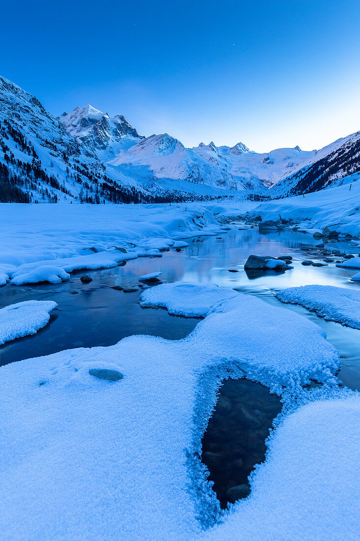 Mondschein beleuchtet das Val Roseg in der Dämmerung, Pontresina, Val Roseg, Engadin, Kanton Graubünden, Schweiz, Europa