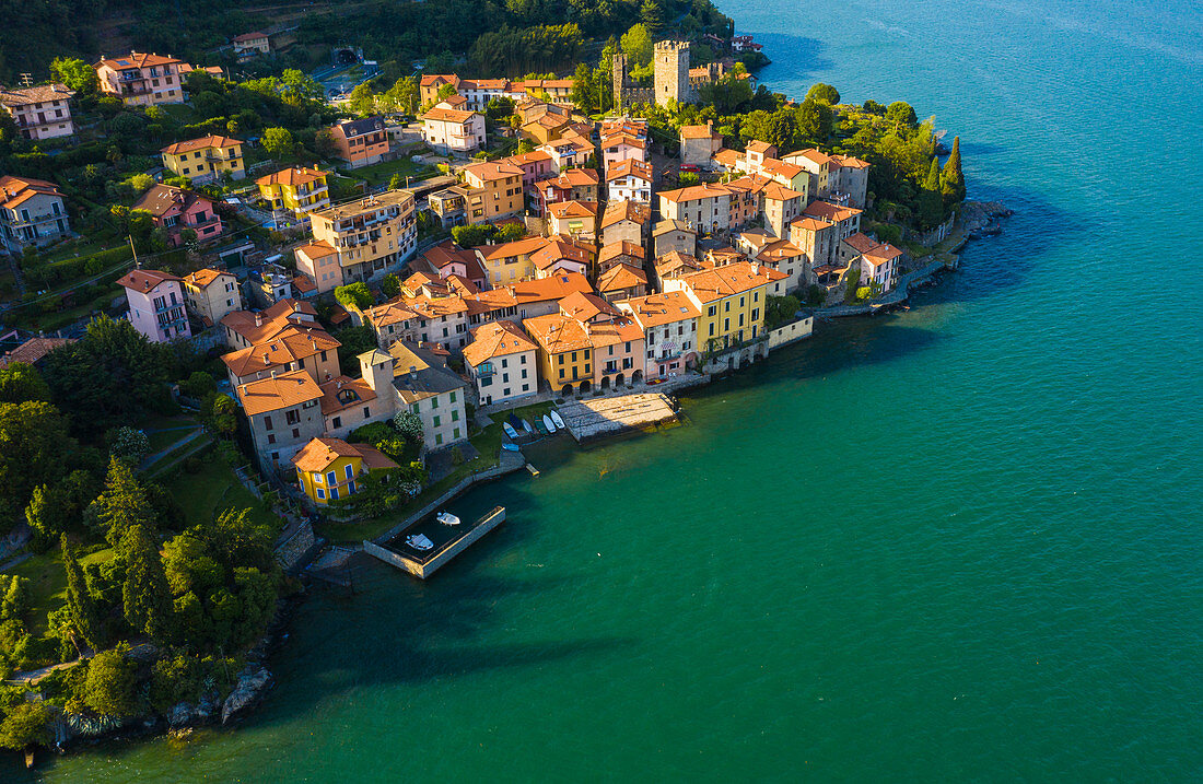 Luftaufnahme von Rezzonico, Provinz Como, Comer See, Italien, Europa