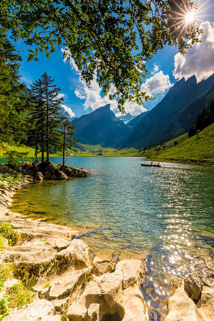 Sonniger Tag am Seealpsee mit Silhouette vom Boot, Kanton Appenzell, Alpstein, Schweiz, Europa