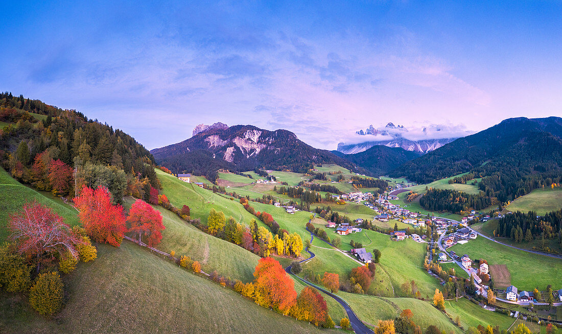 Panoramablick auf das Villnößtal (ital. Val di Funes)l mit den Gipfeln der Geislergruppe im Hintergrund, Dolomiten, Provinz Bozen, Südtirol, Italien, Europa