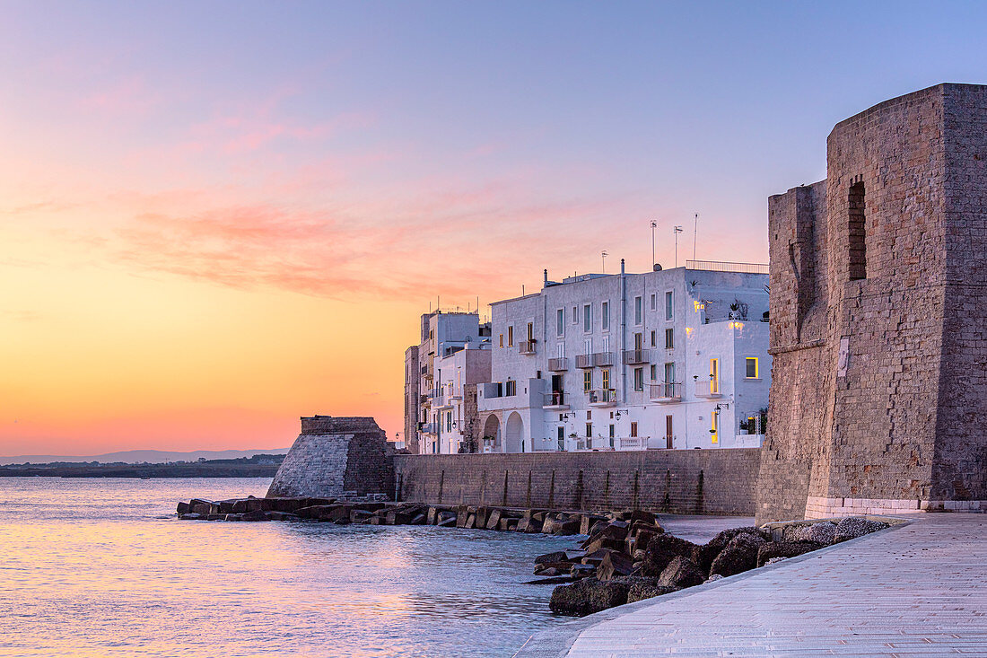 Sonnenaufgang an der Küste von Monopoli, Apulien, Italien, Europa
