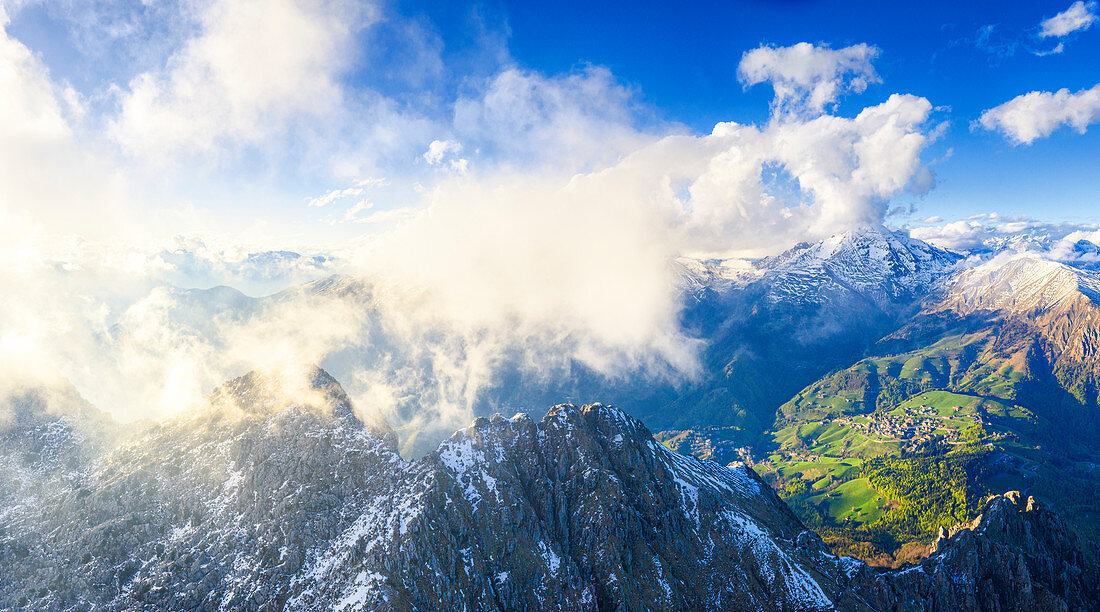 Luftaufnahme der nebligen Landschaft mit Pizzo Arera und Colle di Zambla im Hintergrund, Serio-Tal, Orobie, Lombardei, Italien, Europa