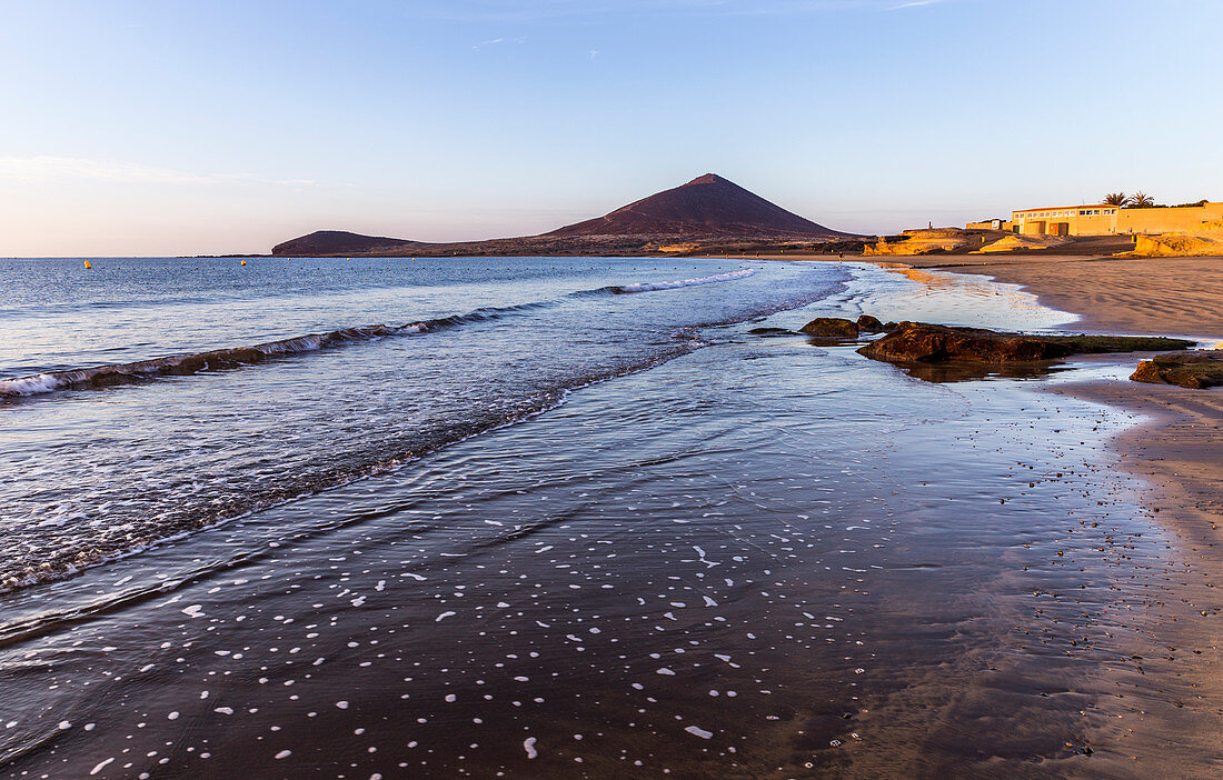 Spanien, Kanarische Inseln, Teneriffa, Blick am frühen Morgen auf den Strand von El Médano
