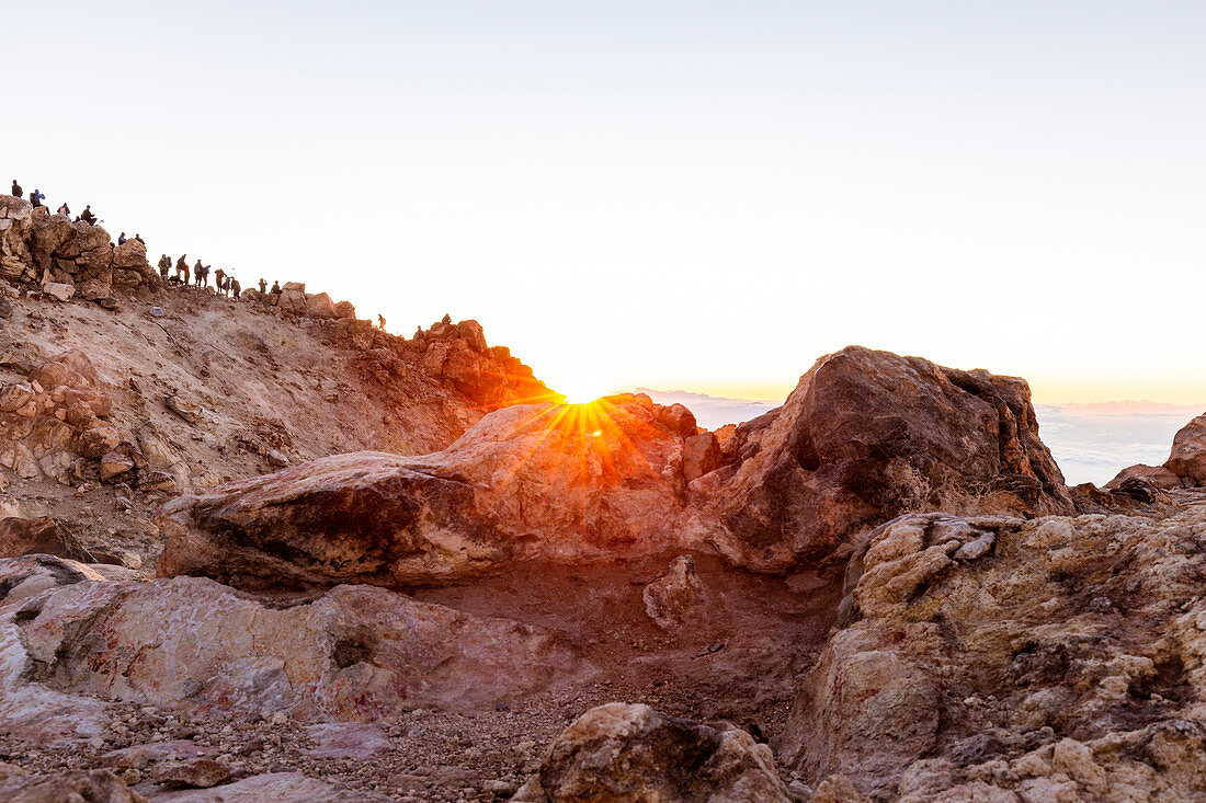 Spanien, Kanarische Inseln, Teneriffa, Wanderer bewundern den Sonnenaufgang vom Gipfel des Teide-Vulkans
