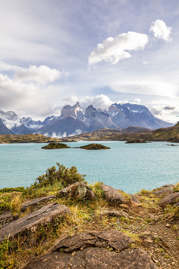 Chilenischer Teil von Patagonien, Magallanes und die chilenische Antarktis, Provinz Ultima Esperanza, Nationalpark Torres del Paine, erhöhte Aussicht auf den Pehoé-See und die Hörner von Paine im Hintergrund