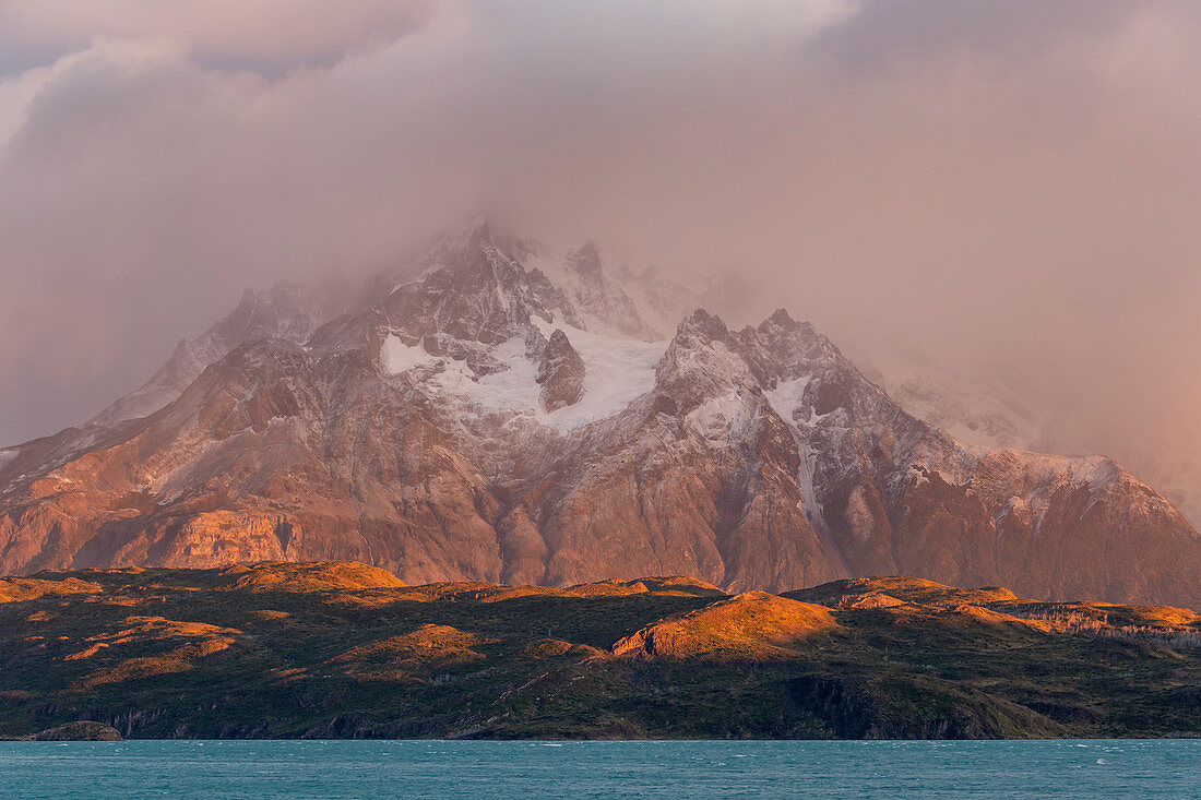 Chilenischer Teil von Patagonien, Magallanes und chilenische Antarktis, Provinz Ultima Esperanza, Nationalpark Torres del Paine, Sonnenaufgang über Cerro Paine Grande