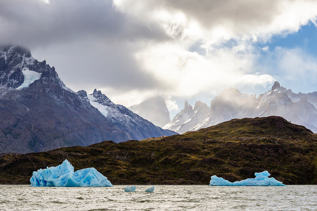 Chilenischer Teil von Patagonien, Magallanes und die chilenische Region der Antarktis, Provinz Ultima Esperanza, Nationalpark Torres del Paine, Eisberge schwimmen auf dem Grauen See