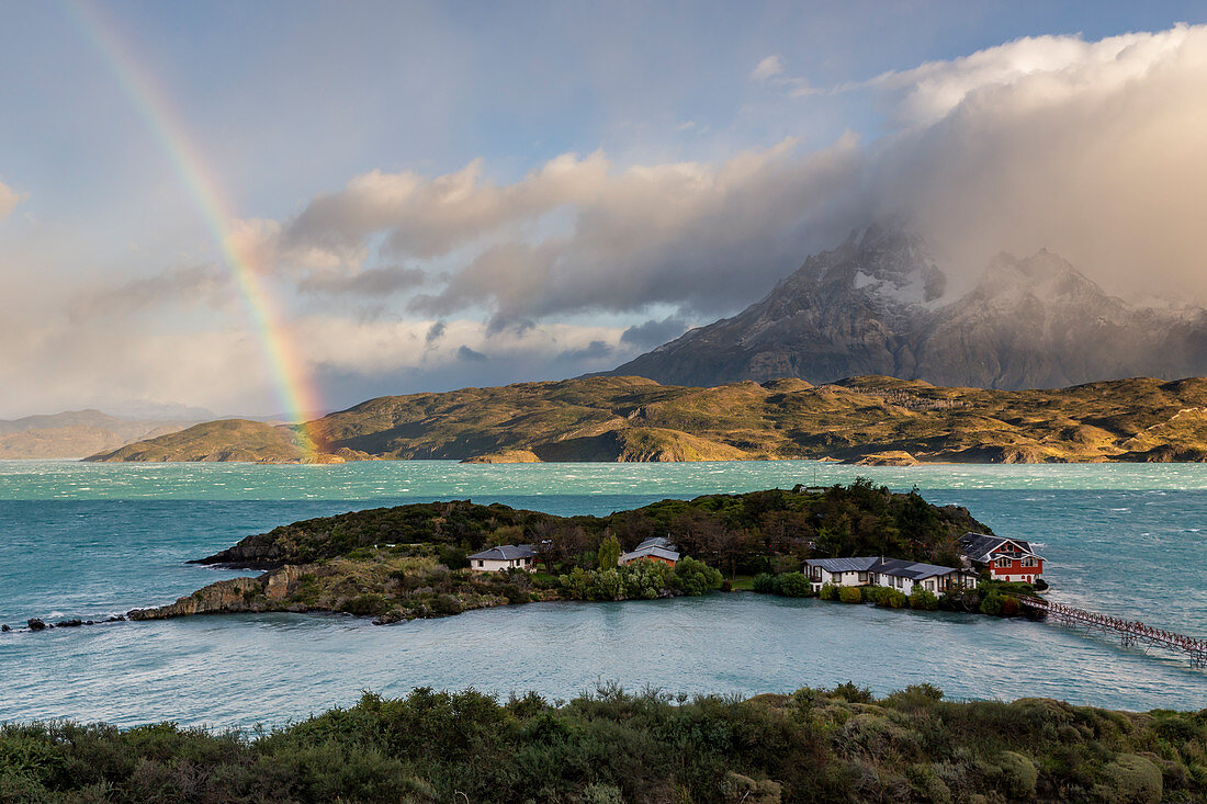 Chilenischer Teil von Patagonien, Magallanes und chilenische Antarktis, Provinz Ultima Esperanza, Nationalpark Torres del Paine, Regenbogen am Pehoé-See