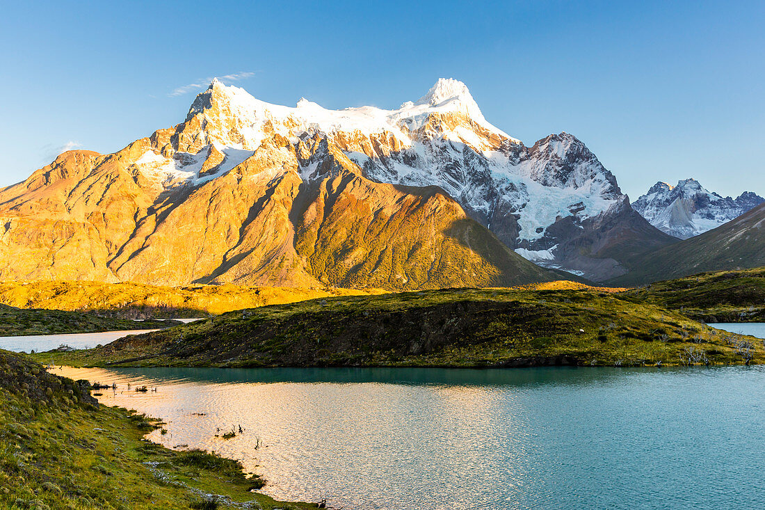 Chilenischer Teil von Patagonien, Magallanes und die chilenische Region der Antarktis, die Provinzen Ultima Esperanza, der Nationalpark Torres del Paine, der Cerro Paine Grande und der Nordenskjöld-See im Morgengrauen