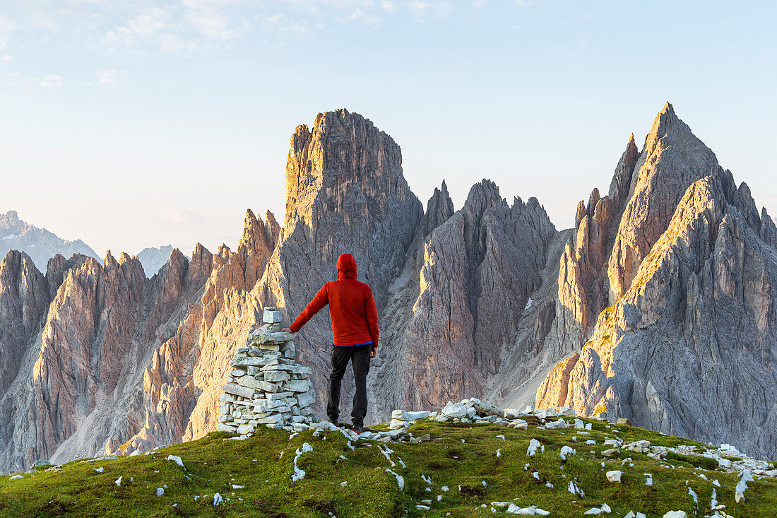 Italien, Venetien, Provinz Belluno, Auronzo di Cadore, ein Mann betrachtet den Sonnenaufgang auf der Cadini-Gruppe (Cadini di Misurina)