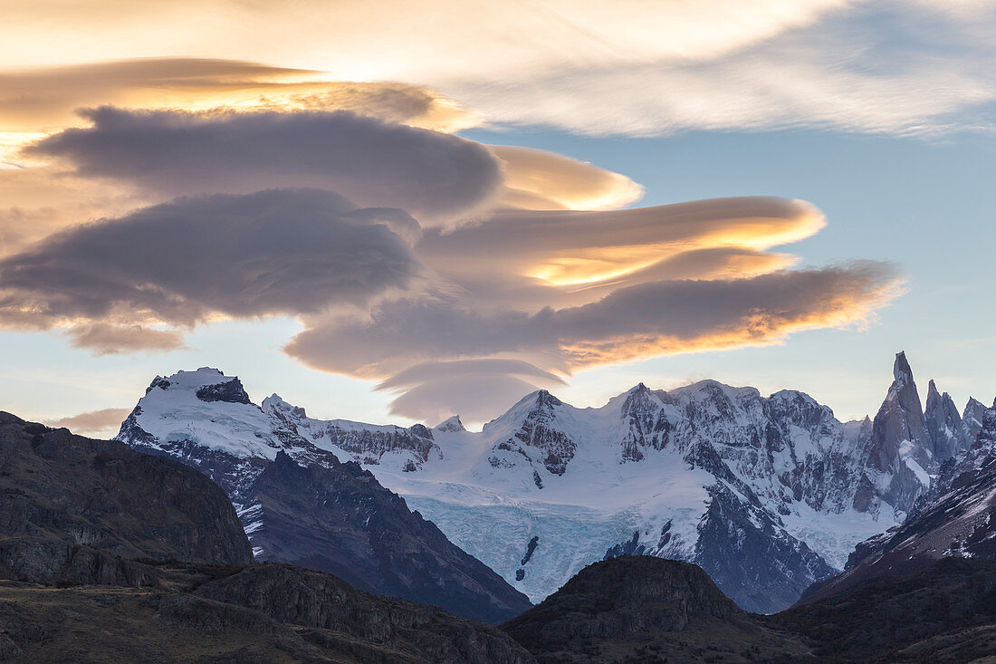 Argentinischer Teil von Patagonien, Provinz Santa Cruz, Nationalpark Los Glaciares, Blick von Mirador de los Condores auf die Bergkette Cerro Torre bei Sonnenuntergang