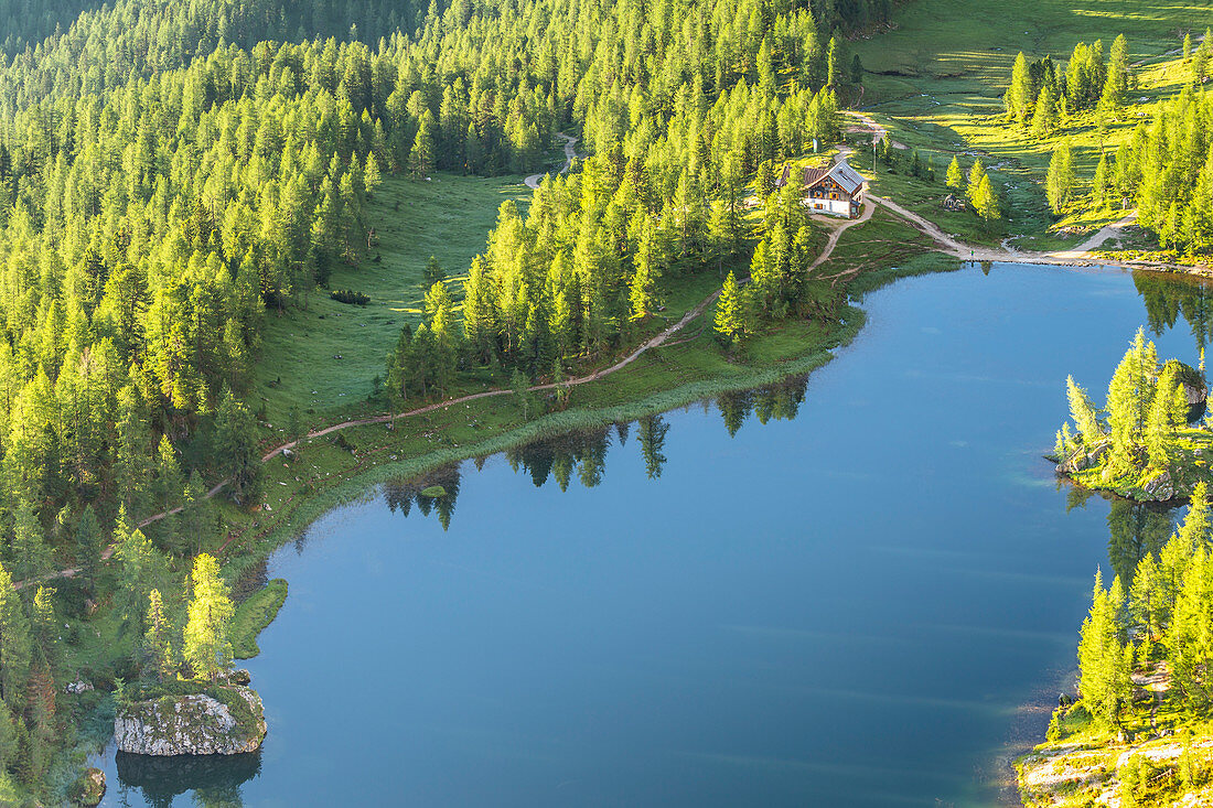 Italien, Venetien, Belluno, Cortina d'Ampezzo, Federa-See und Rifugio Croda Da Lago (Palmieri Hütte) von einem erhöhten Standpunkt aus