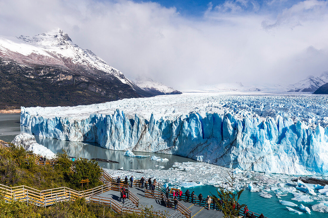 Argentinischer Teil von Patagonien, Provinz Santa Cruz, Nationalpark Los Glaciares, Menschen bewundern den Perito-Moreno-Gletscher