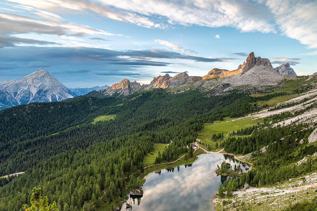 Italien, Venetien, Provinz Belluno, Cortina d'Ampezzo, erhöhte Aussicht auf den Federa-See