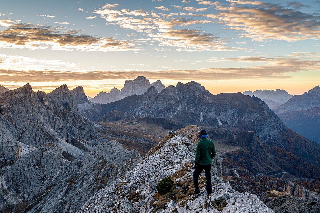 Italien, Venetien, Provinz Belluno, Cortina d'Ampezzo, ein Mann im Morgengrauen auf dem Berg Croda Negra sieht den Passo di Giau und Monte Pelmo