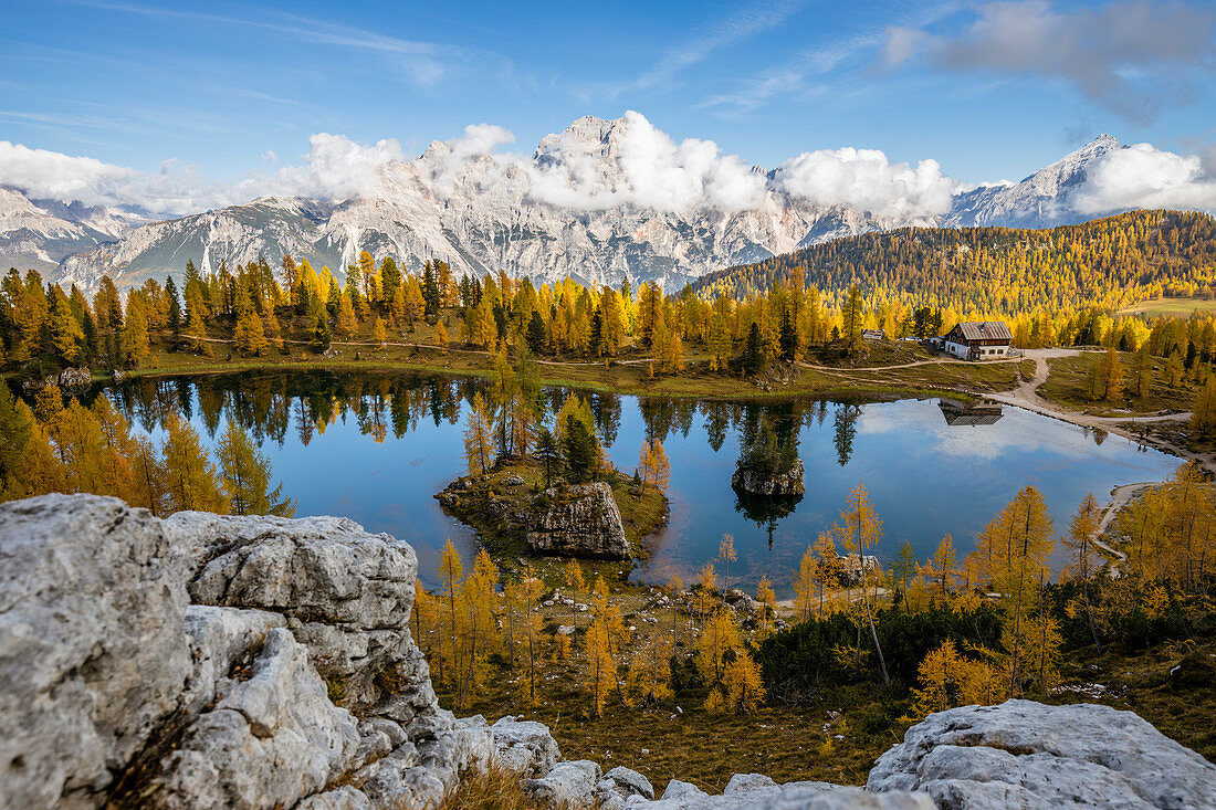 Italien, Venetien, Provinz Belluno, Cortina d'Ampezzo, der Federa-See, umgeben von Lärchen mit Herbstlaub