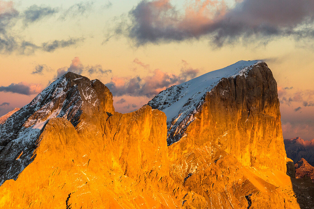 Italien, Trentino, Luftaufnahme von Piccolo Vernel und Punta Penia beleuchtet durch den warmen Sonnenuntergang im Herbst