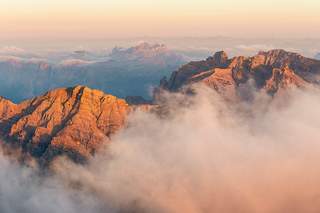 Italien, Venetien, Provinz Belluno, Valle de Boite, Blick von der Spitze des Tofana di Mezzo bei Sonnenaufgang auf den unzähligen Gipfeln der Dolomiten