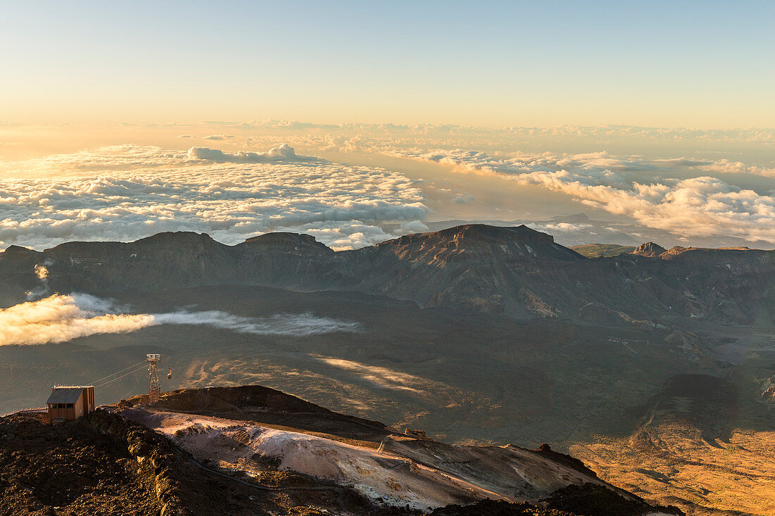 Spanien, Kanarische Inseln, Teneriffa, Pico de Teide, Blick von der Spitze des Teide-Vulkans im Morgengrauen