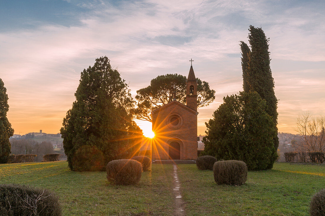 Sonnenschein hinter der Kapelle von Pomelasca, Inverigo, Provinz Como, Lombardei, Italien