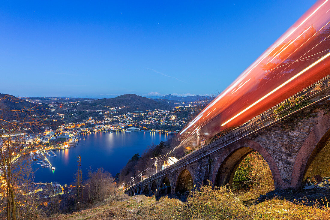 Lichter der Seilbahn, die von der Stadt Como, Provinz Como, Lombardei, Italien nach Brunate führt