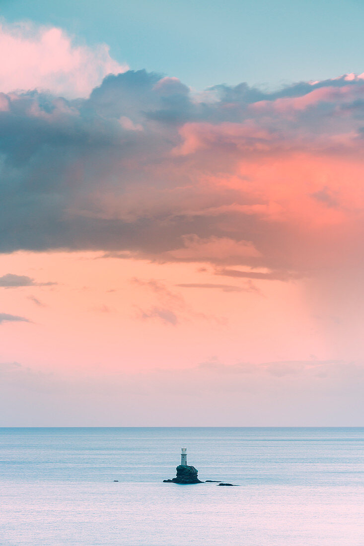 Tourlitis-Leuchtturm, der erste Offshore-Leuchtturm beim bewölkten Sonnenuntergang, Andros, Kykladen, Griechenland, Europa