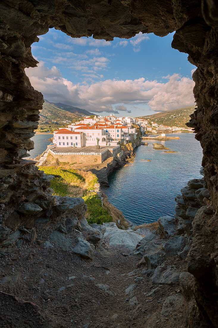 Das Dorf Andros bei Sonnenaufgang von einer alten Burgruine aus gesehen, Andros, Kykladen, Griechenland, Europa