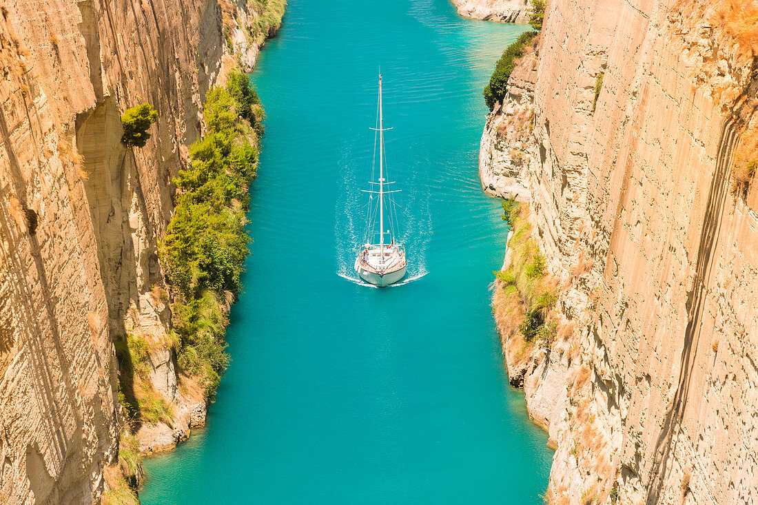 Nahaufnahme eines Segelbootes auf dem engen Kanal von Korinth, Region Korinthen, Peloponnes, Griechenland, Europa