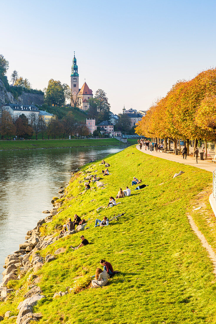 Touristen entspannen sich entlang der Salzach, Salzburg, Salzburger Land, Österreich, Europa