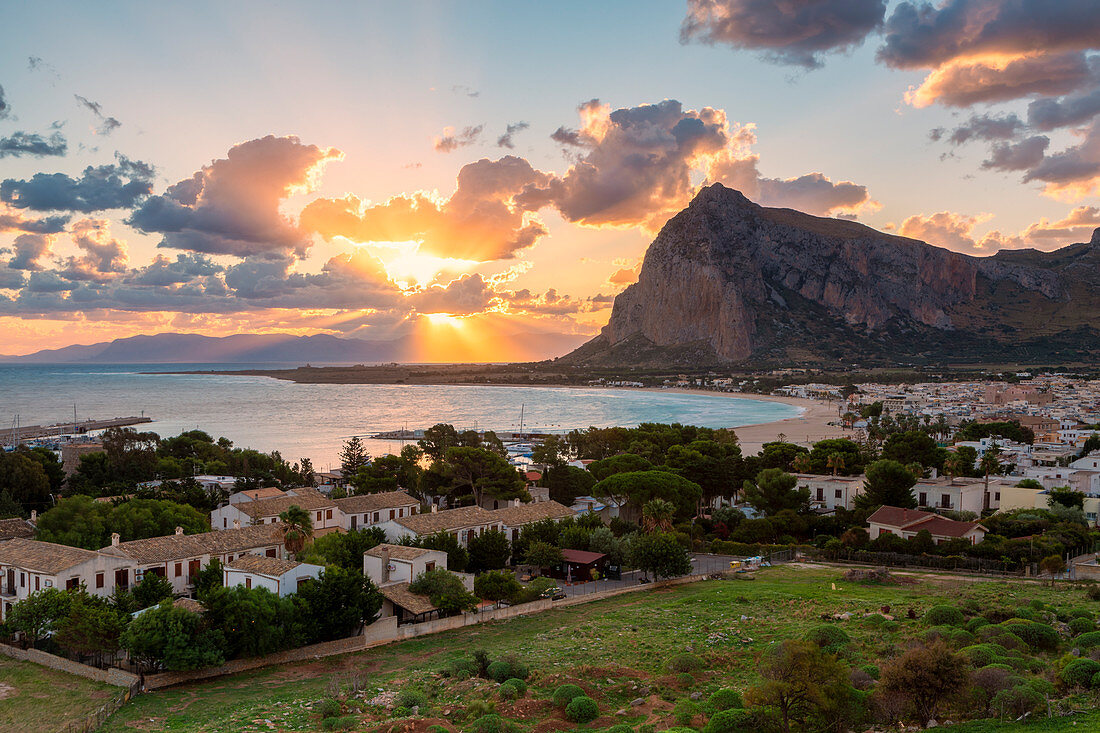 Blick auf den Strand von San Vito Lo Capo bei Sonnenaufgang mit dem Monte Monaco im Hintergrund, Provinz Trapani, Sizilien, Italien