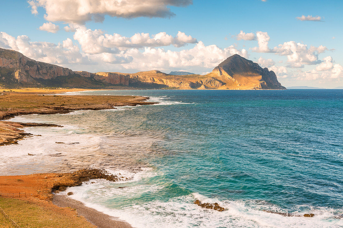 Golf von Macari und der Berg Cofano im Hintergrund, Provinz Trapani, Sizilien, Italien