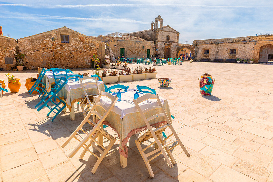 Der touristische Platz Regina Margherita und die Kirche San Francesco da Paola im Hintergrund, Marzamemi, Provinz Siracusa, Sizilien, Italien