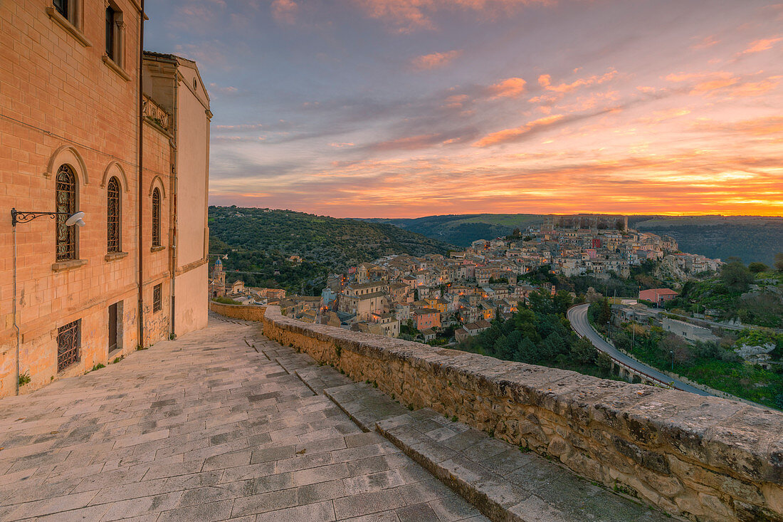 Blick auf die Hügelstadt von Ragusa Ibla im Morgengrauen, Ragusa, Sizilien, Italien