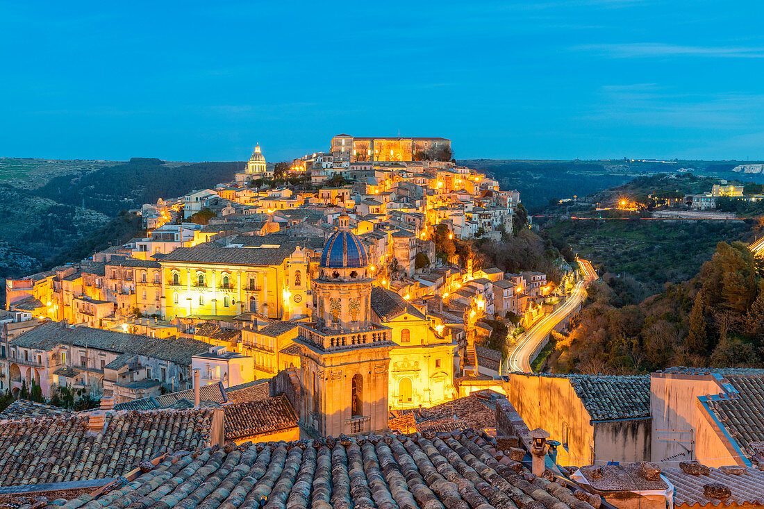 Blick auf die Kirche Santa Maria dell'Itria und Ragusa Ibla im Hintergrund in der Abenddämmerung, Ragusa, Sizilien, Italien