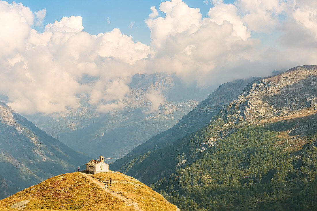 Die kleine Kirche der Madonna delle Nevi an der Strasse zum Nivolet- Pass, Graianische Alpen, Nationalpark Gran Paradiso, Region Piemont, Italien