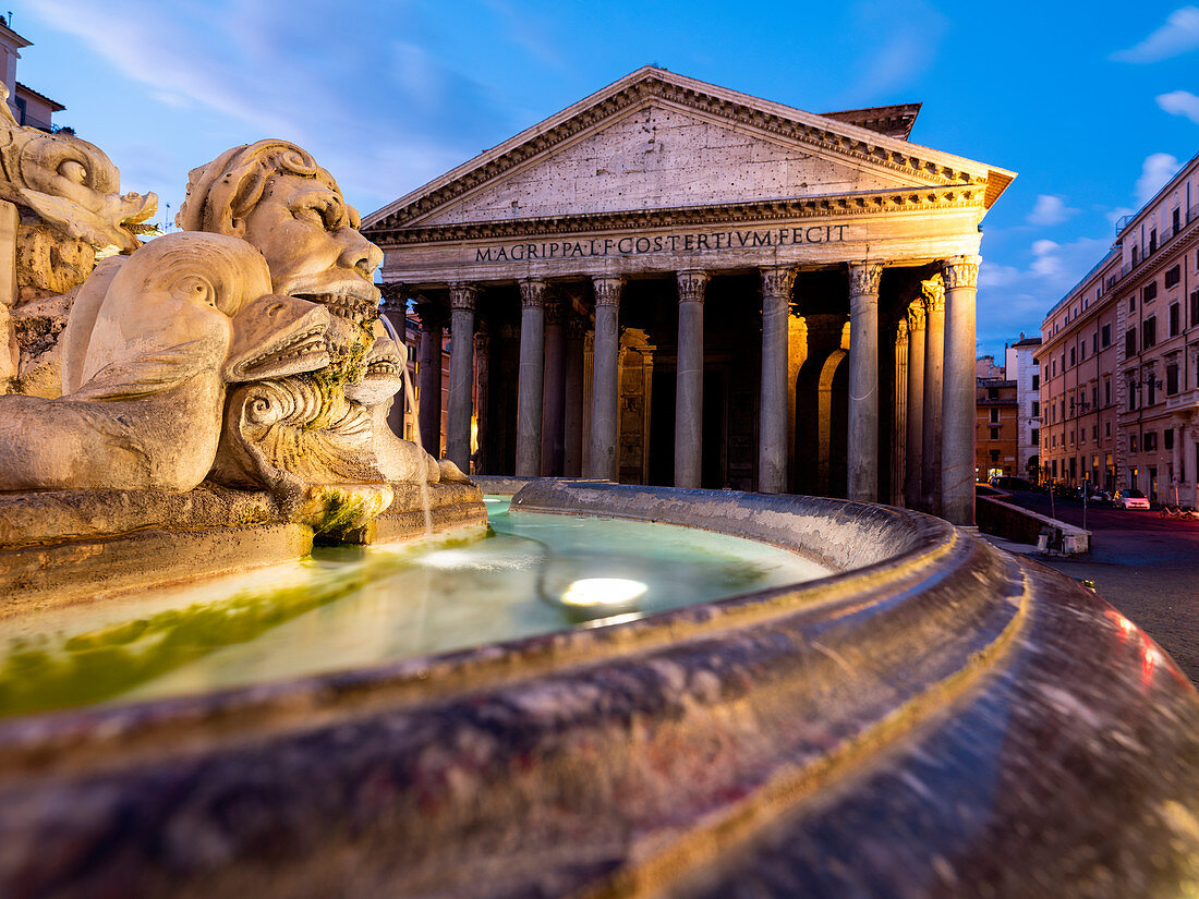 Die Fontana del Pantheon und das Pantheon in Morgendämmerung, Europa, Italien, Region Latium, Rom