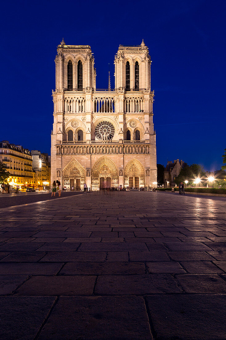 Frankreich, Paris, Notre Dame de Paris in der Abenddämmerung