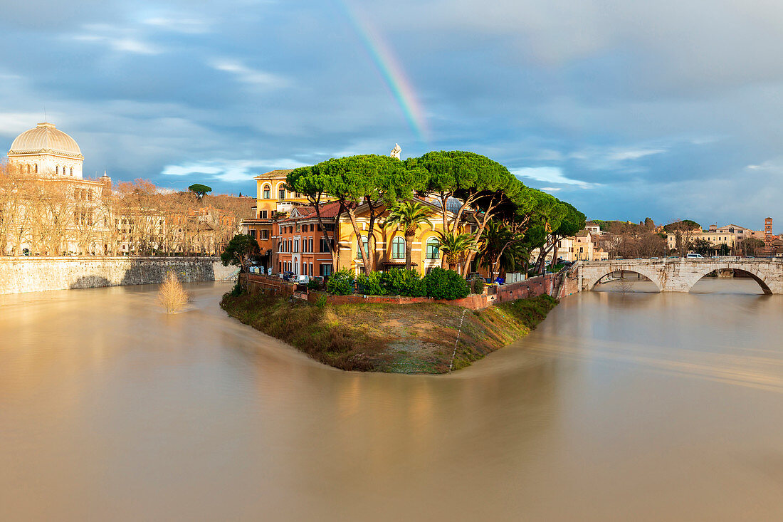 Regenbogen hinter Tiber-Insel während einer Flut des Tiber-Flusses Europa, Italien, Region Latium, Rom