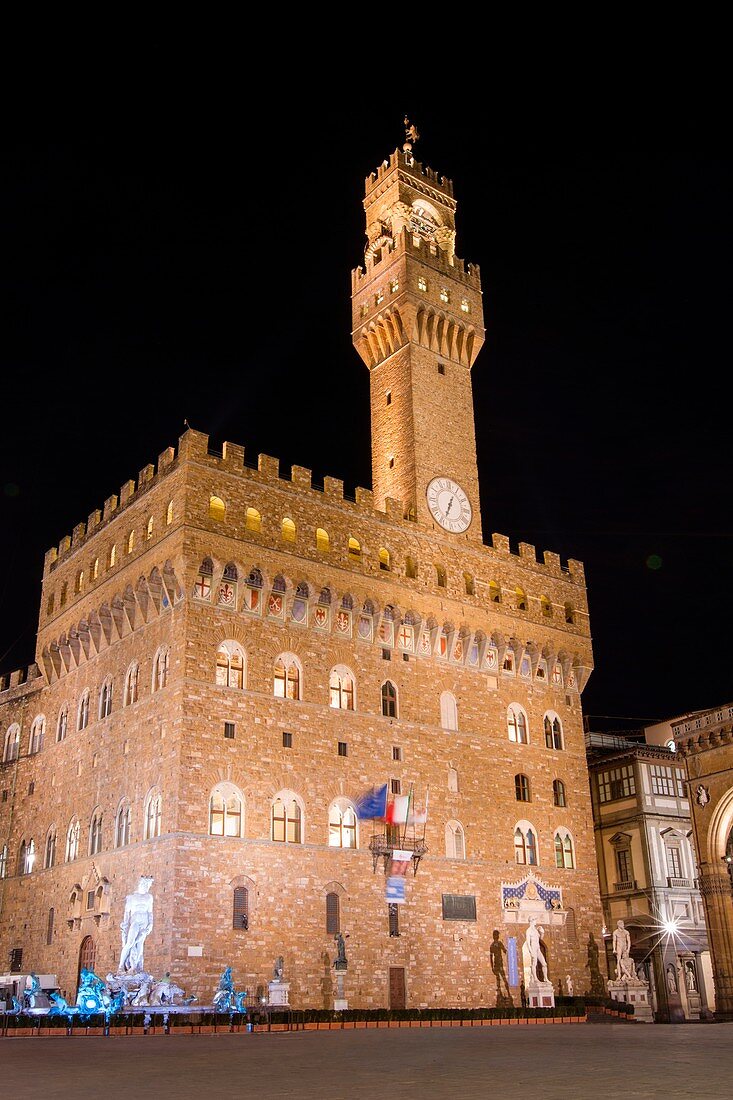 Piazza Navona in der Altstadt von Florenz bei Nacht, Toskana, Italien