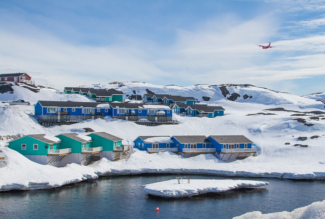 Die Häuser von Maniitsoq an einem sonnigen Morgen, Grönland, Westküste, Arktisches Meer