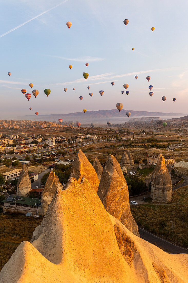 Heißluftballons am Himmel von Göreme, Capadocia, Kaisery Bezirk, Anatolien, Türkei