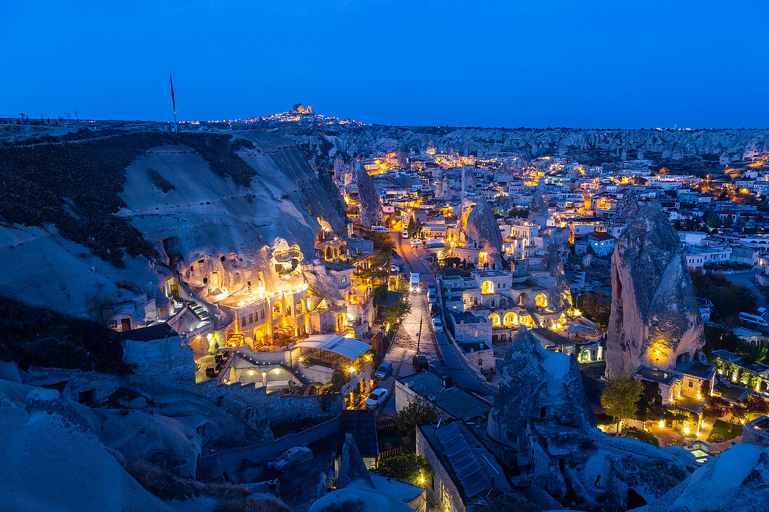 Landschaft der antiken Stadt Göreme in der Abenddämmerung mit dem Burgfelsen von Uchisar im Hintergrund, Capadocia, Kaisery Bezirk, Anatolien, Türkei