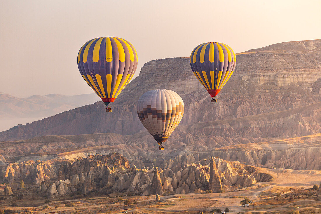 Heißluftballons fliegen über Göreme, Capadocia, Kaisery Bezirk, Anatolien, Türkei